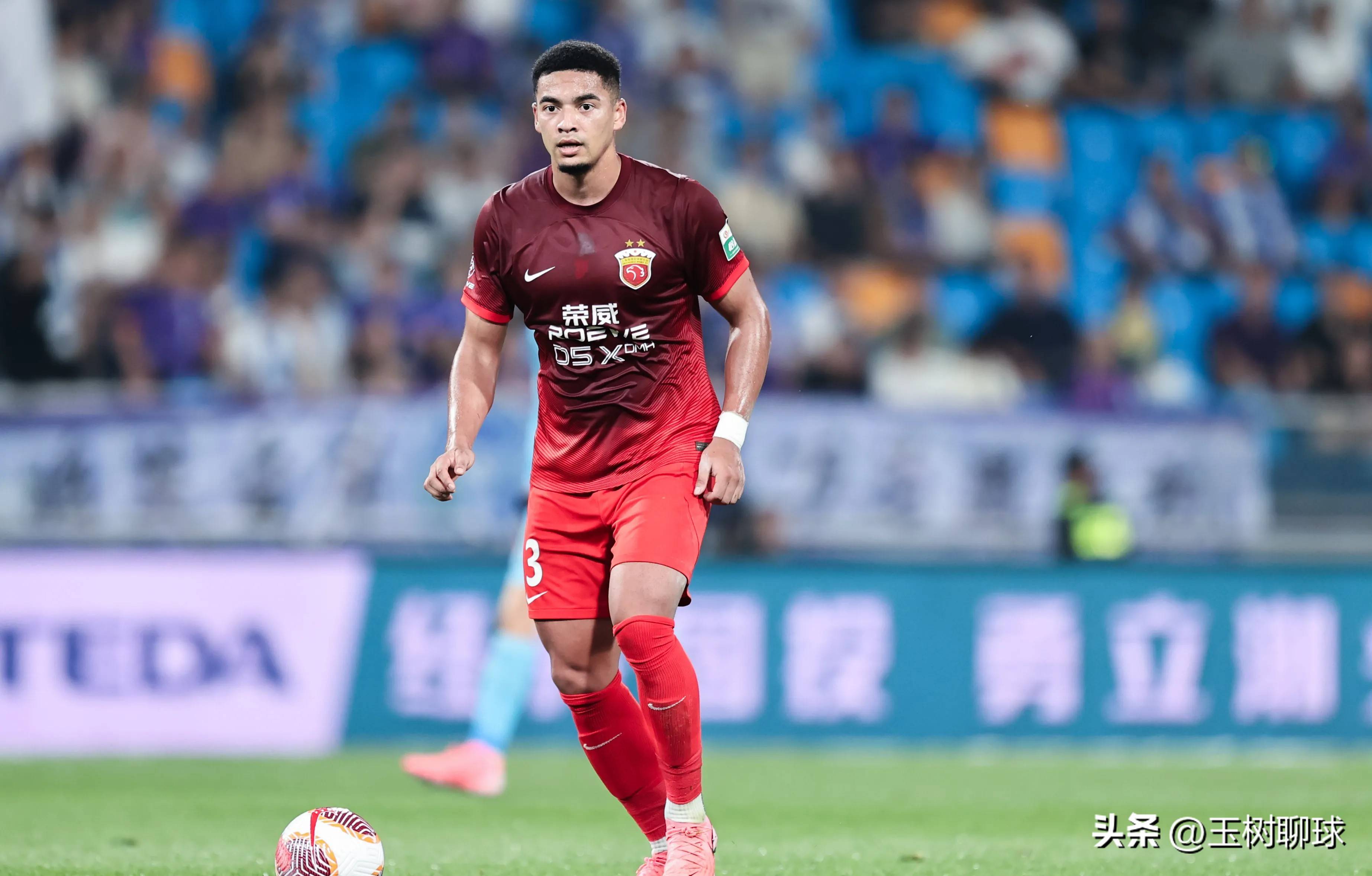 转会期突围战来临，上海海港围绕葡超复出首秀，气氛紧张，更衣室氛围转暖的简单介绍