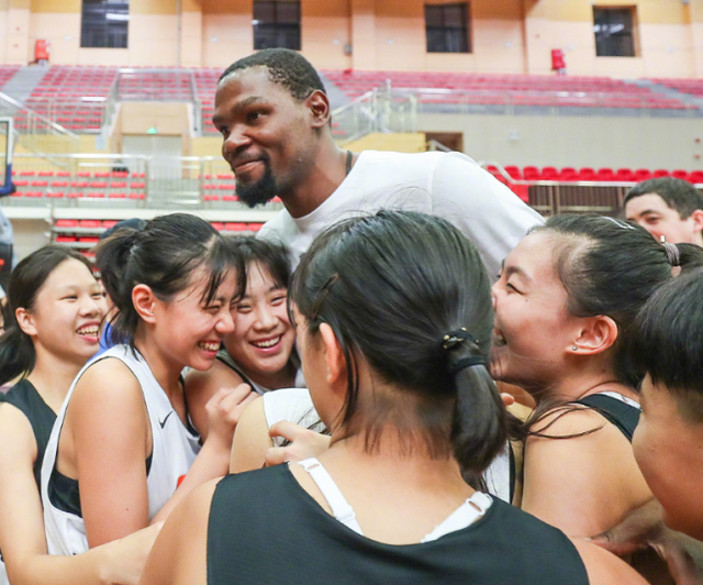 九游PC版-尼斯训练开放日，赛前内部沟通引欢呼，NBA季后赛在即，医务组通报恢复(新浪nba新闻网)