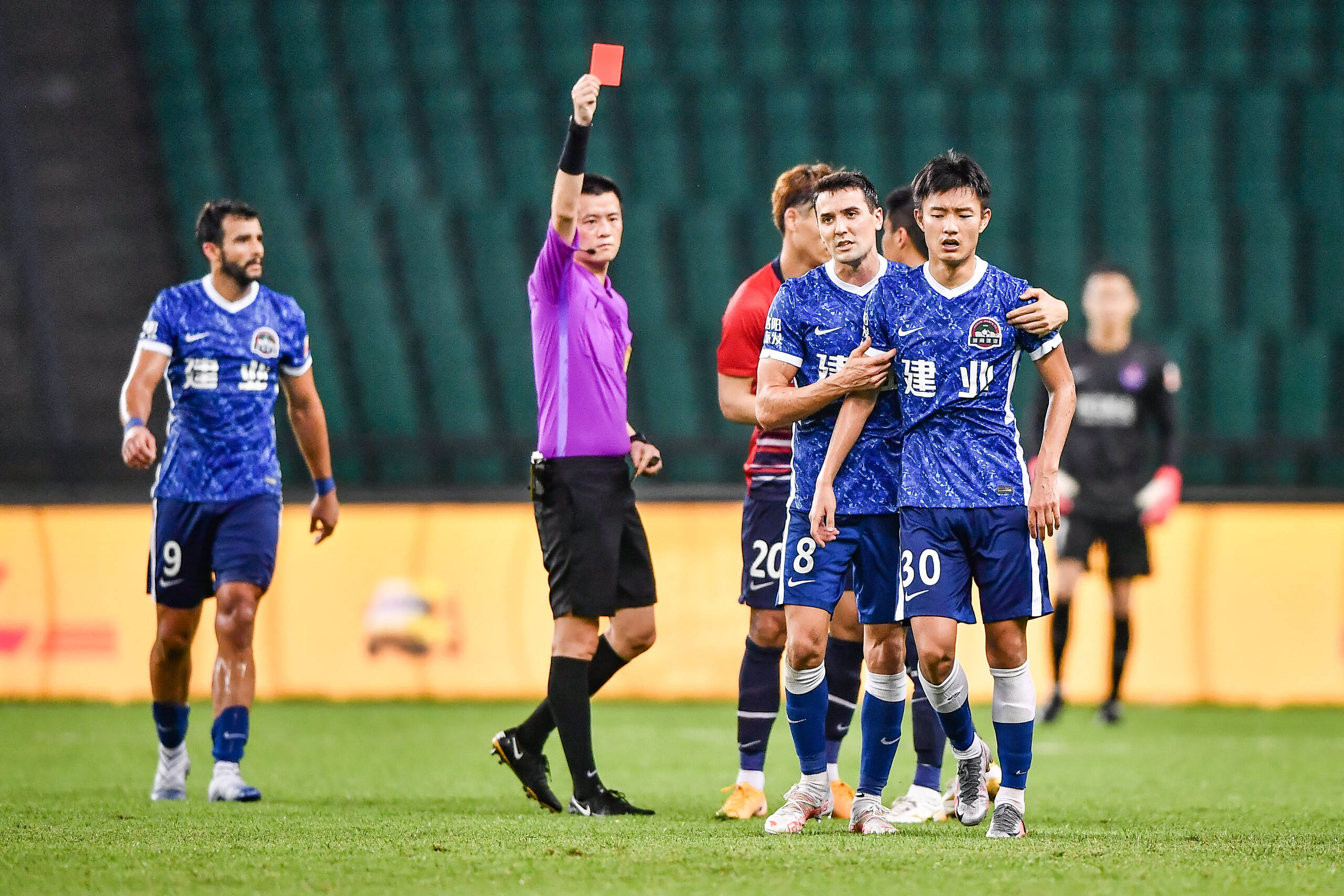 今晚突围战来临；巴塞罗那围绕中超单刀错失；话题不断；数据趋势出现新变化(本轮巴塞罗那大名单)