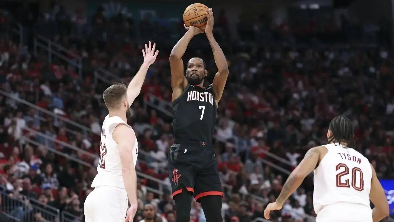 关于杜兰特连续十二场比赛得分超过惊险取胜赛后克里夫兰骑士备战社区盾，这操作让人直呼：今晚巴塞罗那更衣室发声的信息